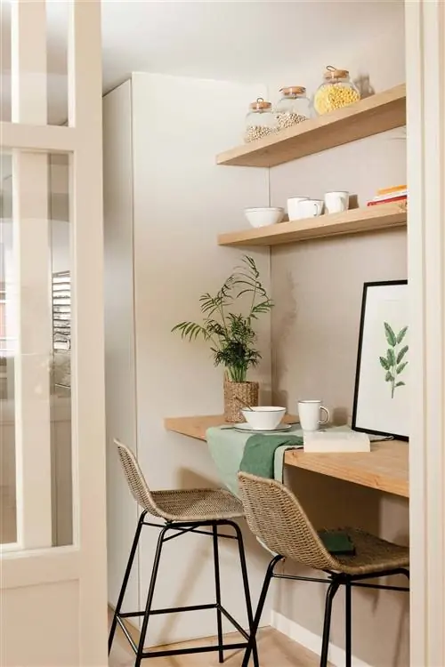 Доска крепится к стене, как барная стойка, с двумя табуретками.