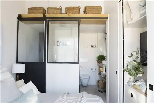 Мини-домики, спальня с ванной комнатой и кладовая наверху.