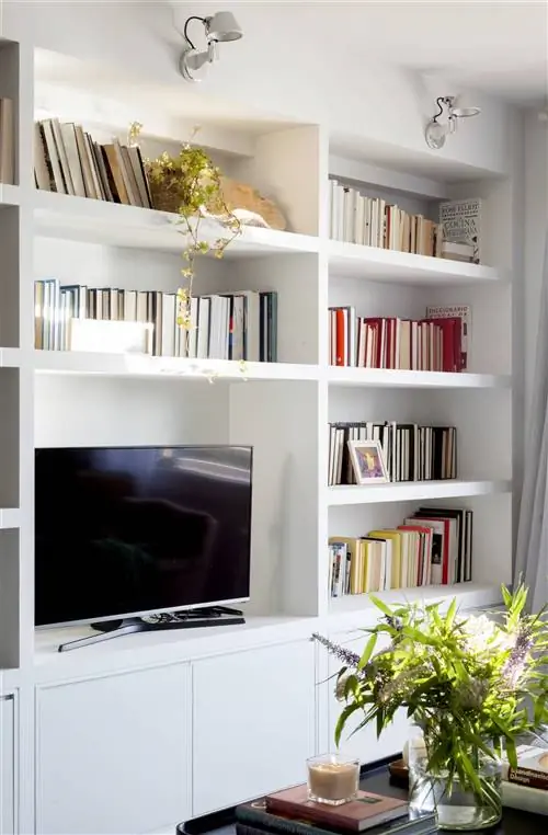 Гостиная с книжным шкафом, сделанная на заказ с Pladur, разработанная дизайнером интерьеров Натальей Зубизарретой.