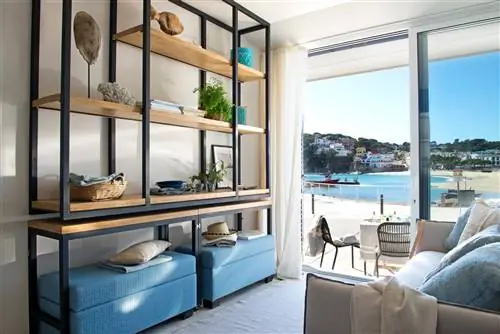 Гостиная со светлой полкой, скрывающей в нижней части откидной столик и сиденья.