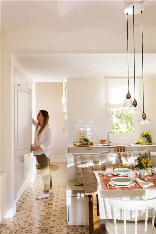 Кухня с полуостровом, кабинет менее 6 м2 и шкафы для хранения в прихожей.