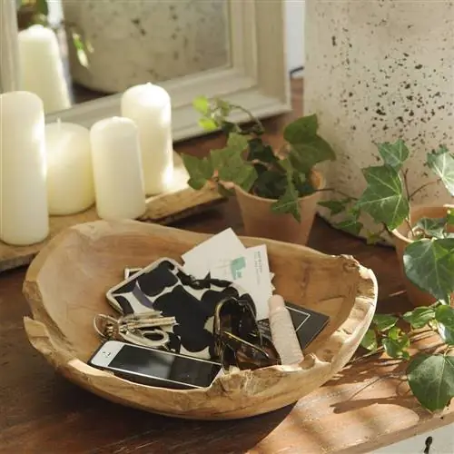 Пустеет деревянный карман в зале