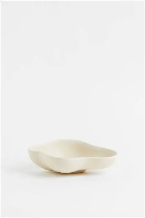 Бежевый керамический поднос от H&M Home.