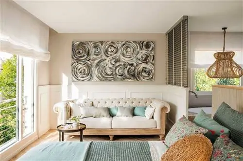 Спальня с ванной комнатой и гостиным уголком с диваном.