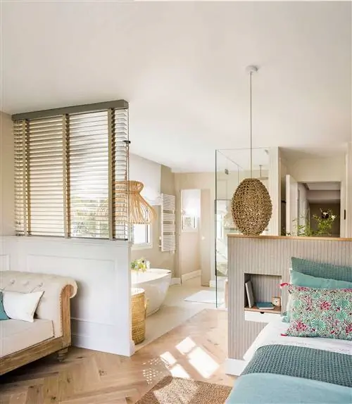 Спальня с ванной комнатой и зоной отдыха.