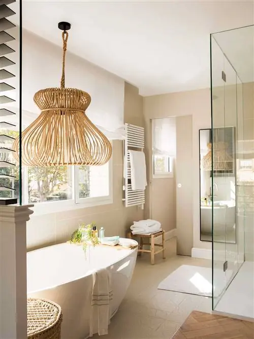 Ванная комната с отдельно стоящей ванной и душем.