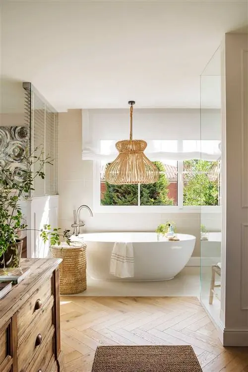 Спальня с отдельно стоящей ванной.