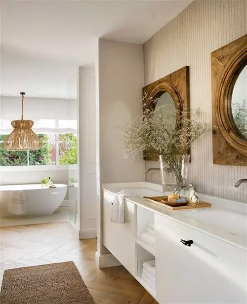 Ванная комната с туалетным столиком и отдельно стоящей ванной.