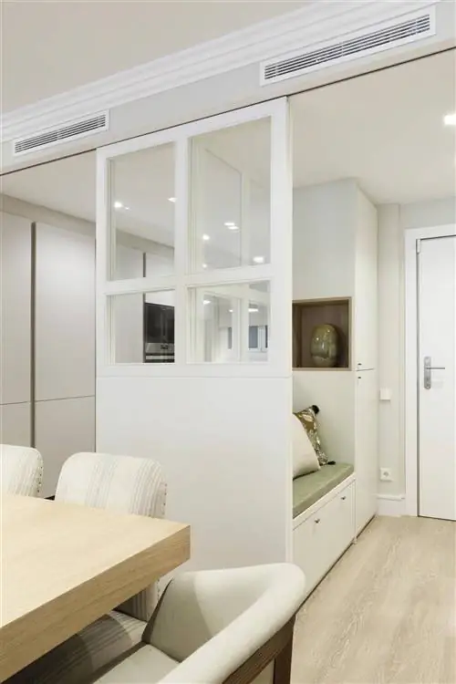 Прихожая с изготовленным на заказ шкафом, скамьей и стеклянным ограждением по проекту Pia Capdevila.