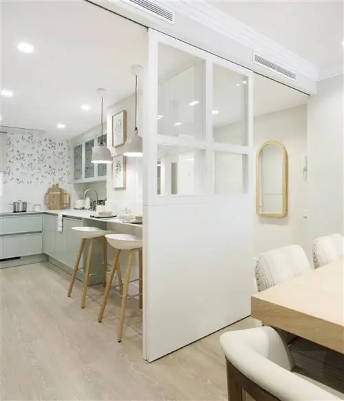 Кухня с белым и стеклянным корпусом, открытая в столовую, проект Пиа Капдевила.