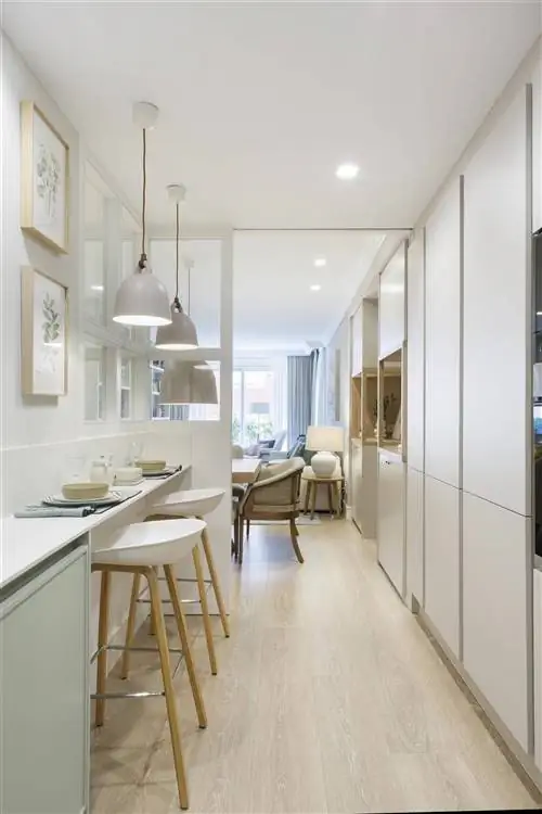 Кухня со стеклянным ограждением, переходящая в столовую, проект Пиа Капдевила.