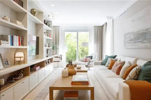 Гостиная с белым диваном и изготовленным на заказ книжным шкафом, проект Пиа Капдевила.