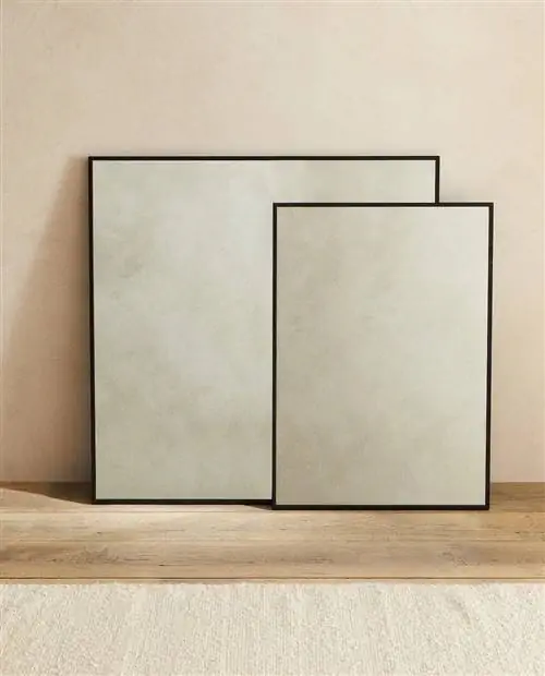 Зеркала в черной металлической раме от Zara Home.