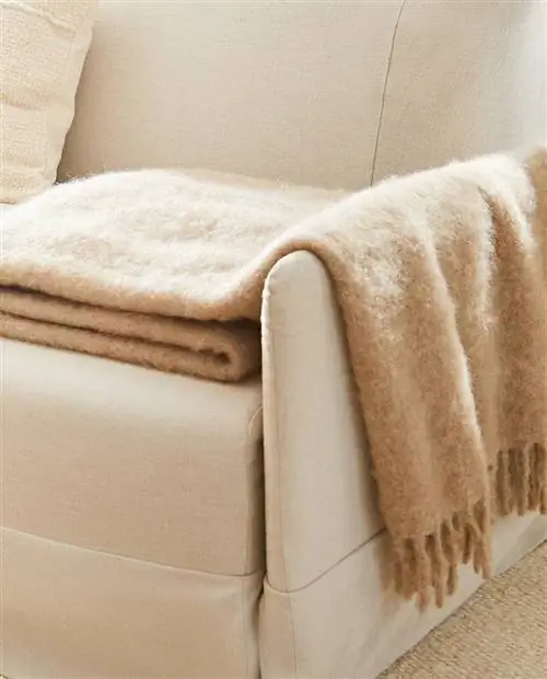 Шерстяной кардный плед от Zara Home.