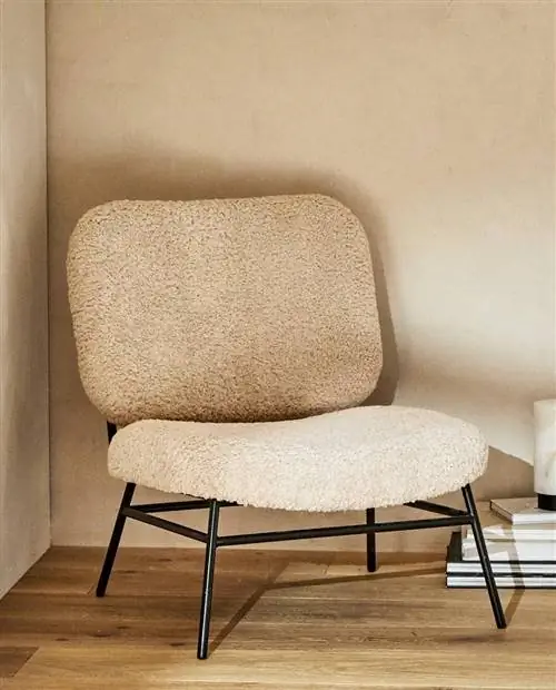 Кресло Zara Home с обивкой из овчины.