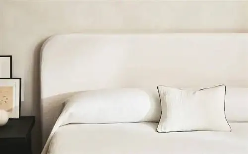 Округлое изголовье с льняным чехлом от Zara Home.