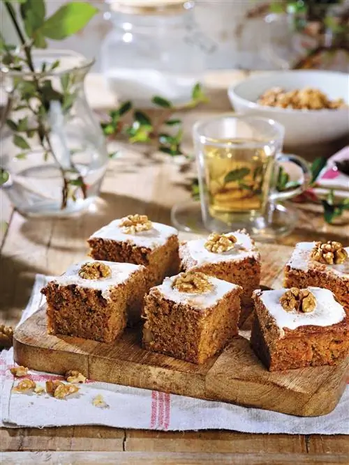 Морковный пирог с грецкими орехами.