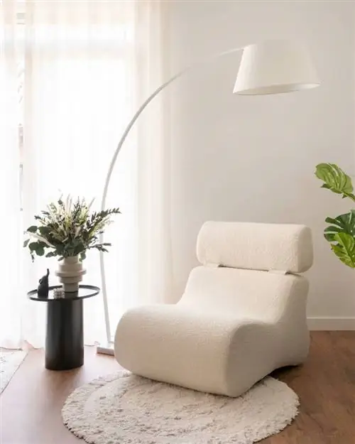 Клубное кресло от Kave Home.