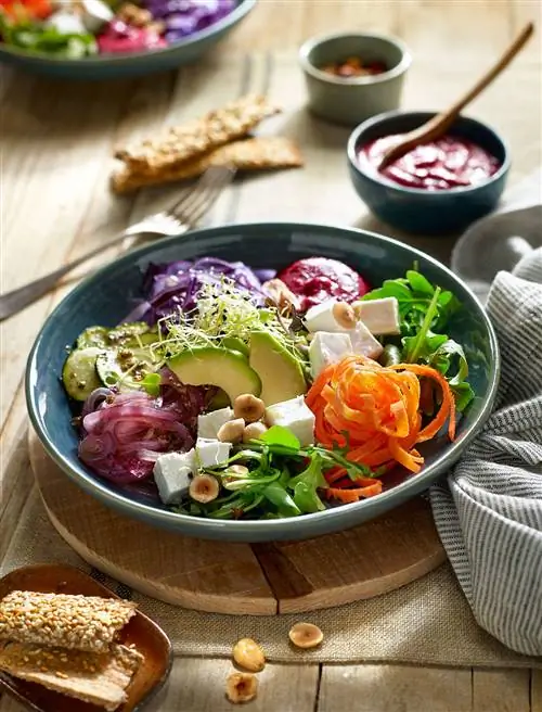 Салат с овощным ассорти и кусочком сыра фета.