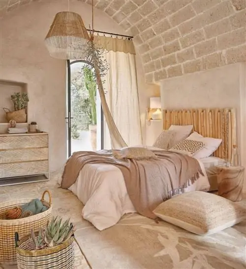 спальня с изголовьем из тиковых веток от maisons du monde