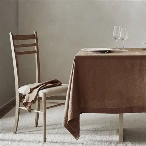 Стол с поджаренной льняной скатертью от Zara Home