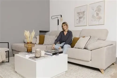 Анна Феррер Падилья в гостиной своего дома, оформленного Kenay Home.