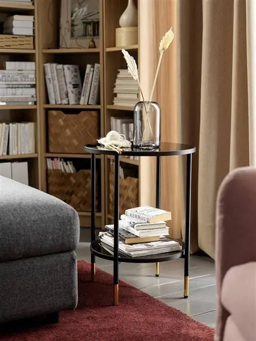 Гостиная с двойным столиком черного цвета, модель IKEA Äsperöd.
