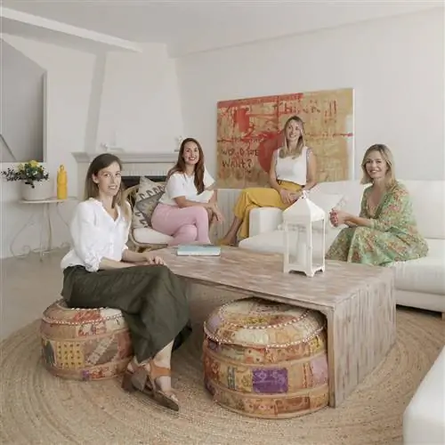 Мария Аданез с профессионалами ARECA Studio в гостиной своего дома в Аликанте
