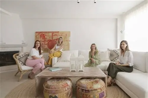 Мария Аданез с профессионалами ARECA Studio в гостиной своего дома в Аликанте.