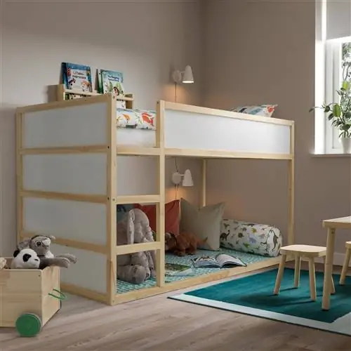 Высокая двусторонняя кровать модели Kura белого цвета и сосны от Ikea.