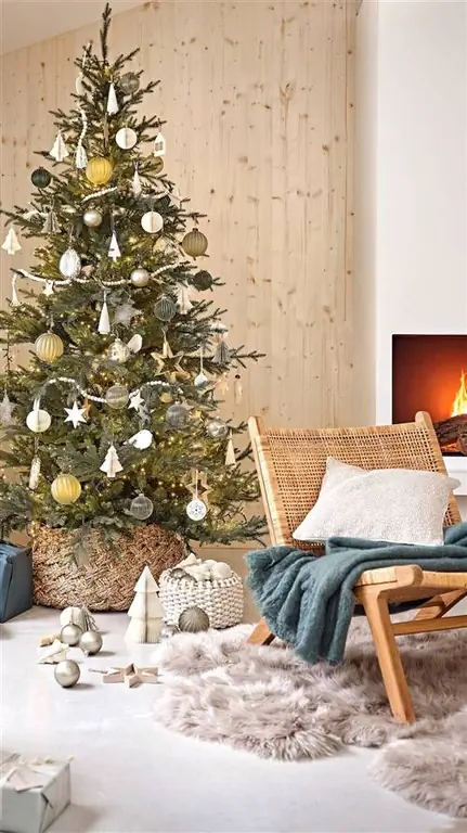 Рождественская коллекция Maisons du Monde Natural с элементами белого и зеленого цветов.