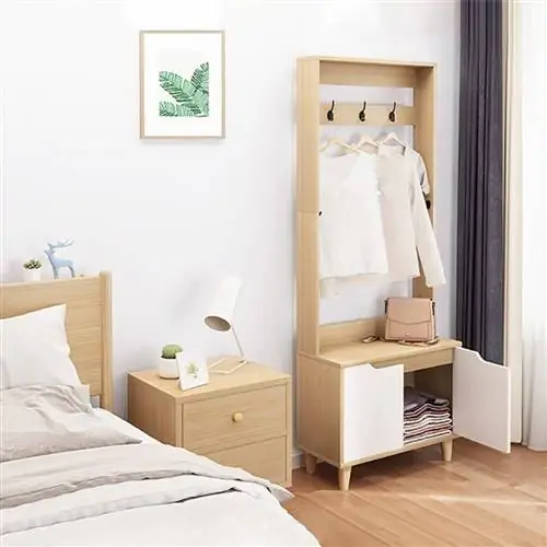 Вешалка со скамьей.