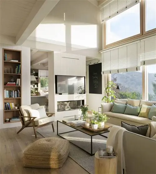 Гостиная с центральным модулем с газовым камином, который отделяет ее от кухни и кабинета.