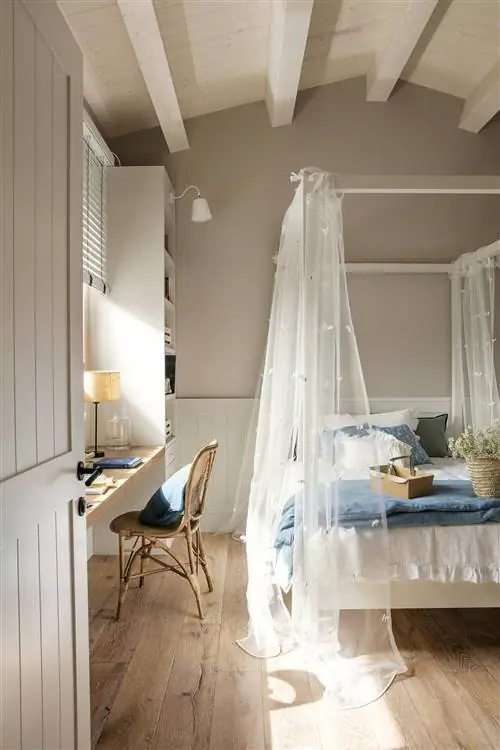 Молодежная спальня с кроватью с балдахином и зоной для занятий.