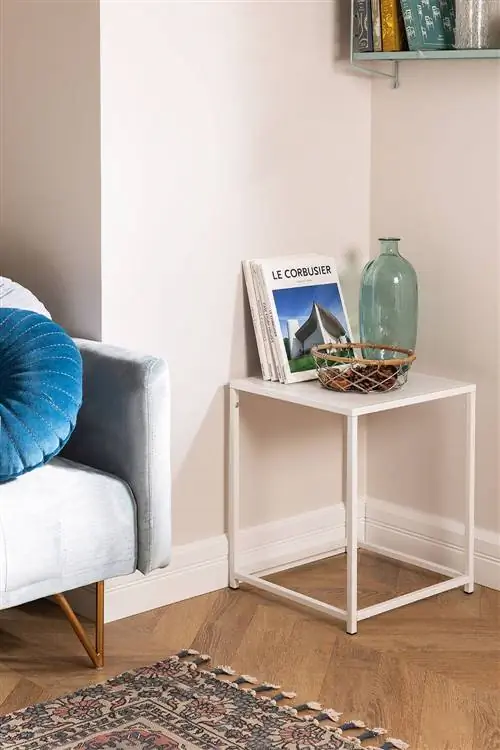 Квадратный столик из стали, модель Thura от Sklum.