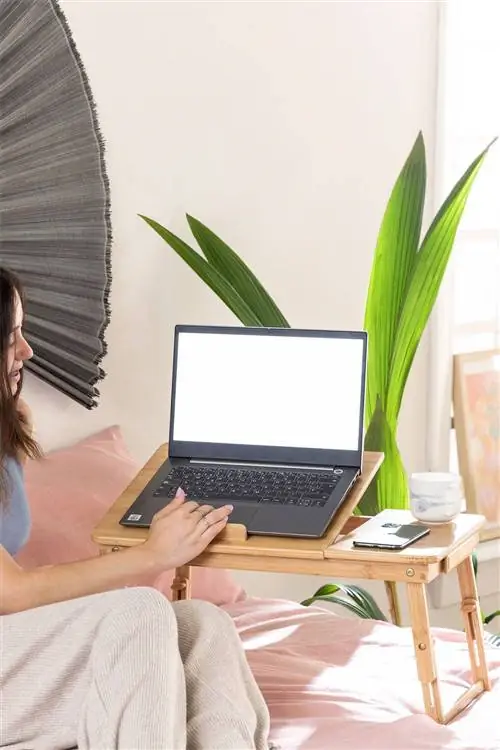 Раскладной стол с кафедрой идеально подходит для компьютера