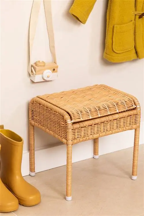 Детский табурет Yei из ротанга с местом для хранения от Sklum.