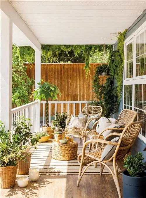 Веранда обставлена натуральным волокном и растениями.
