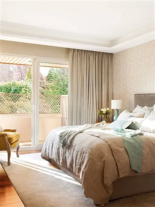 Спальня с бархатным изголовьем и шерстяным ковром.