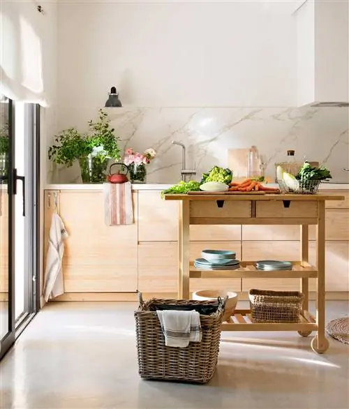 Кухня с деревянной мебелью в сопровождении стола с беконом в виде острова.