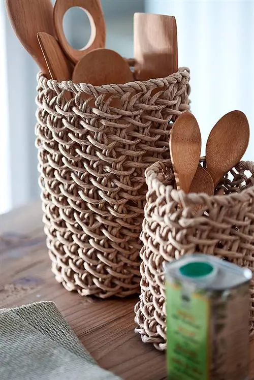 Корзины из переработанной бумаги с бамбуковой посудой.