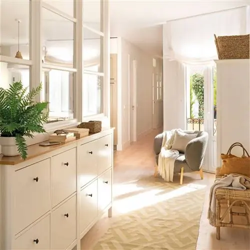 зал-с-белыми-обувными полками от ikea-00531692