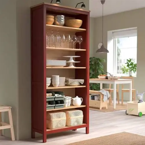Красно-деревянный книжный шкаф Hemnes от IKEA
