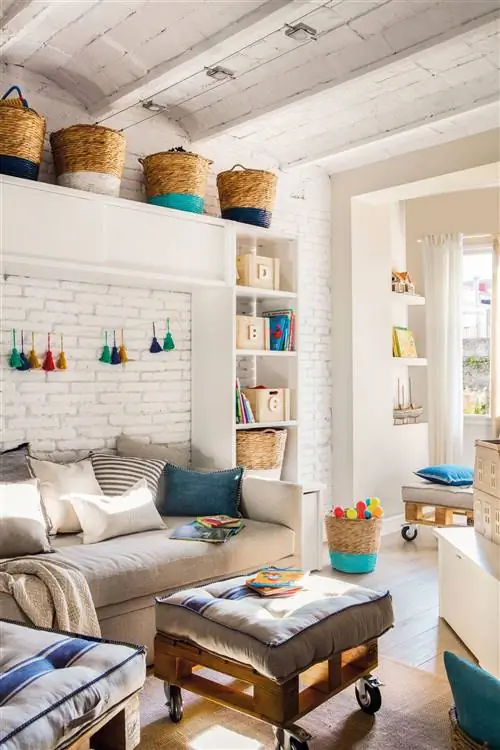 Детская спальня с белой мебелью и белой кирпичной стеной