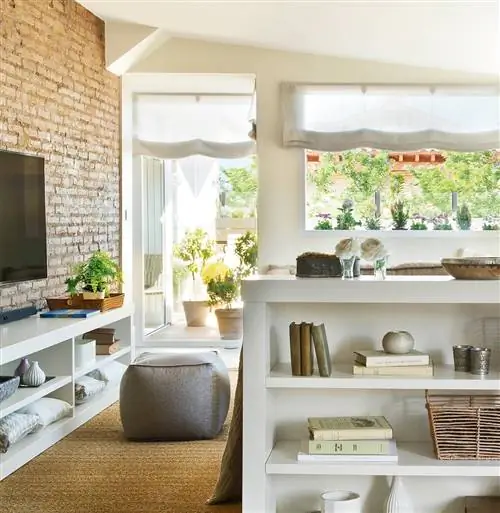 Гостиная с открытой кирпичной стеной.