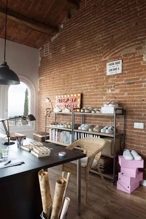 Рабочая зона с открытой кирпичной стеной.