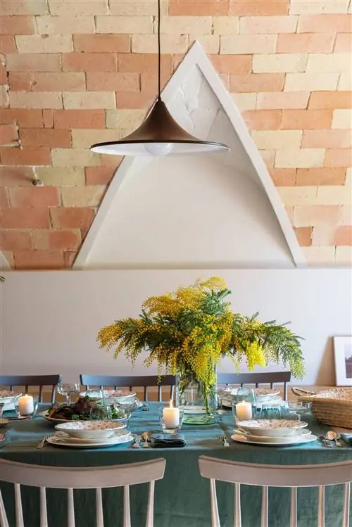 Столовая с кирпичной стеной