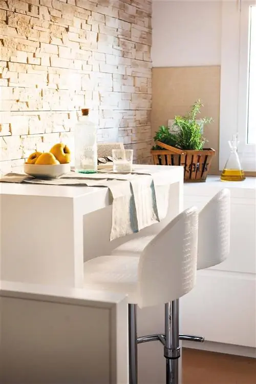 Офис с кирпичными стенами и белой мебелью