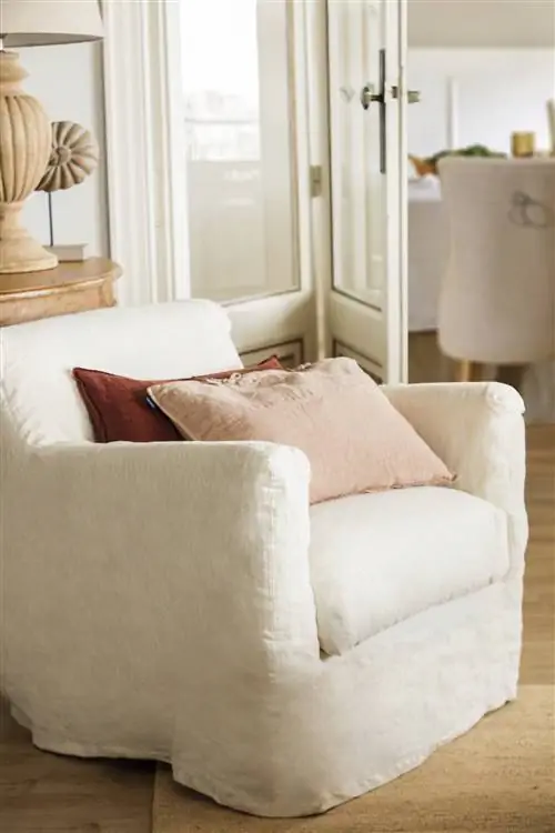 Белое льняное кресло с подушками для макияжа и котла