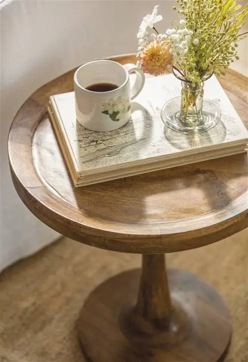 Круглый и деревянный столик, тумбочка